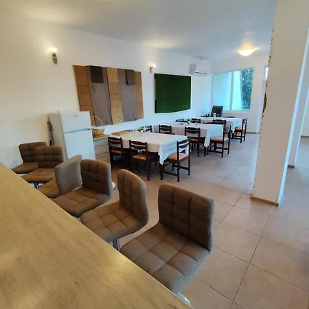 Гостьовий будинок Cozy With Balcony And Free Parking