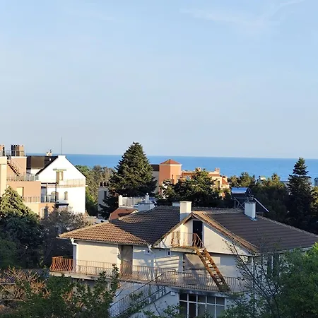 Cozy With Balcony And Free Parking Гостьовий будинок Варна