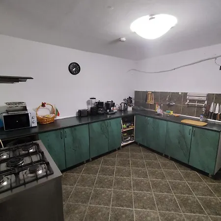 Гостьовий будинок Cozy With Balcony And Free Parking
